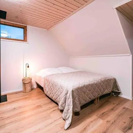 Upea Hirsi Moekki Ulkoporeltaalla Sekae Kelosaunalla 別荘 ハメーンリンナ